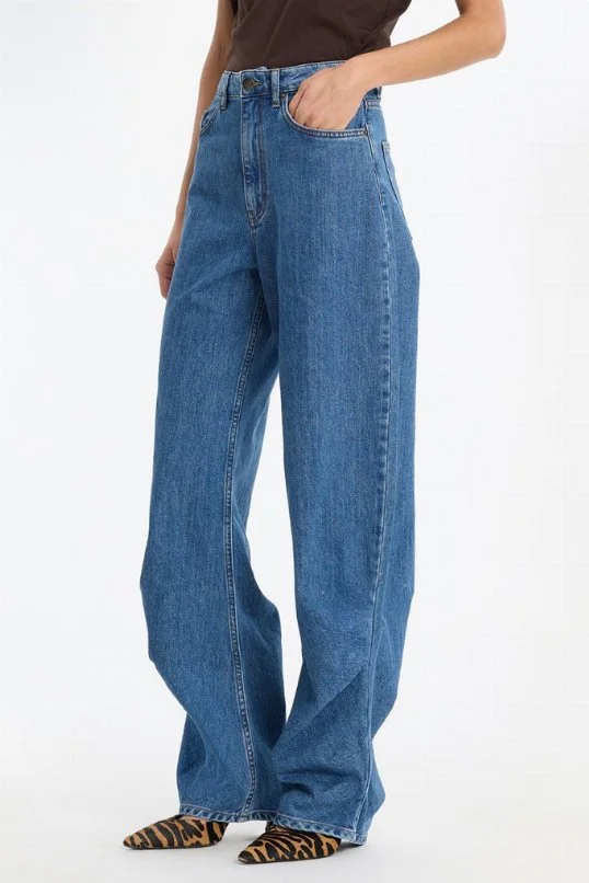 Jeans Draped Barrel Leg